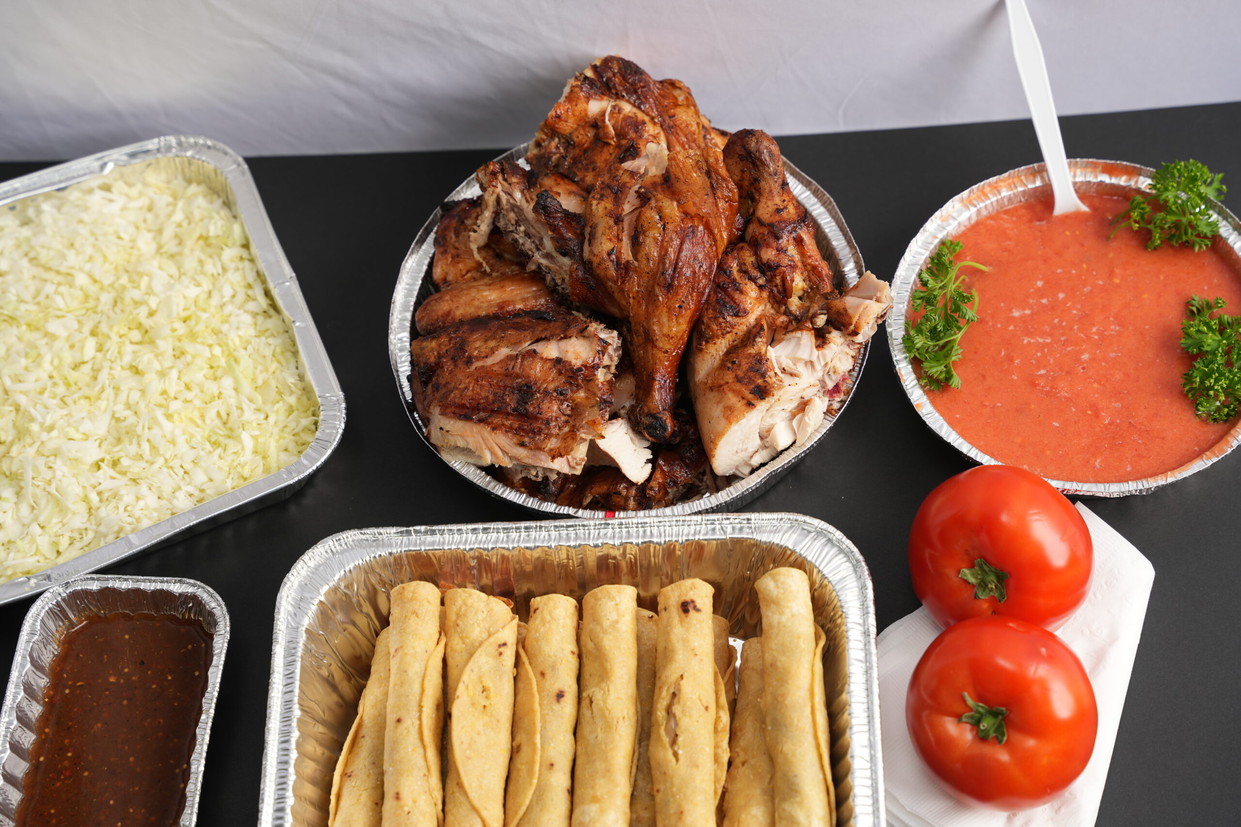 Pollo asado con guarniciones